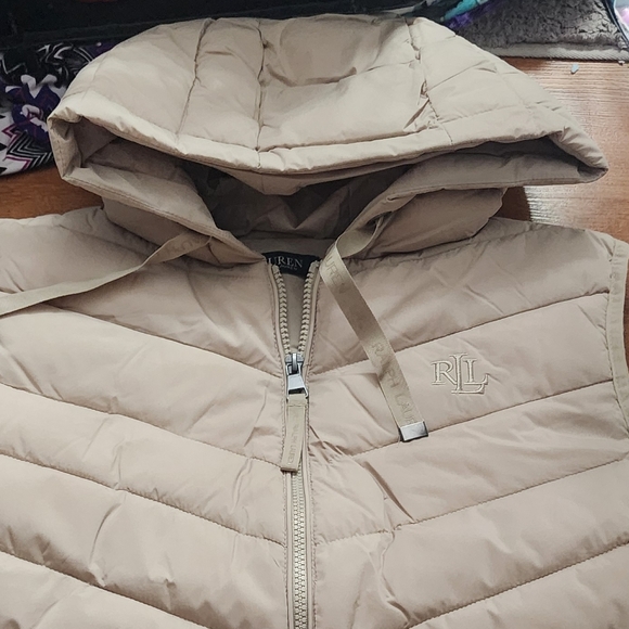 NWT Lauren Ralph Lauren Birch Tan  Stretch Hooded Puffer Vest Size XL  $150 - Picture 8 of 16